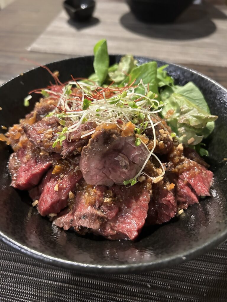 赤身ステーキ丼Large(にんにく醤油)