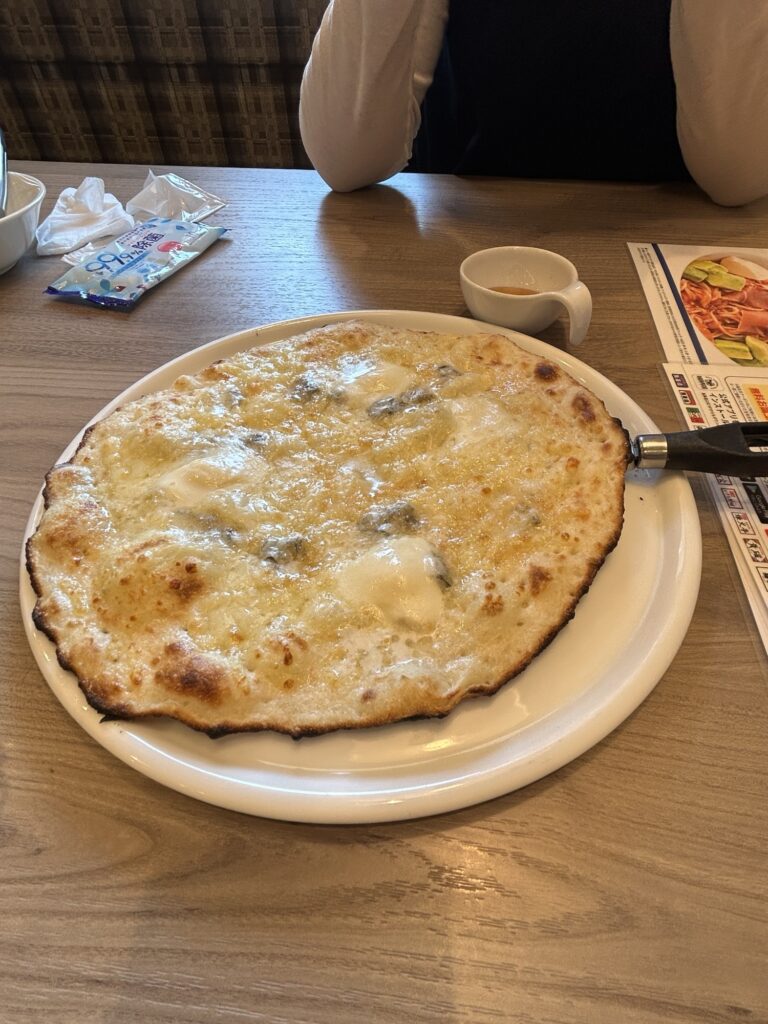 4種チーズのピザ