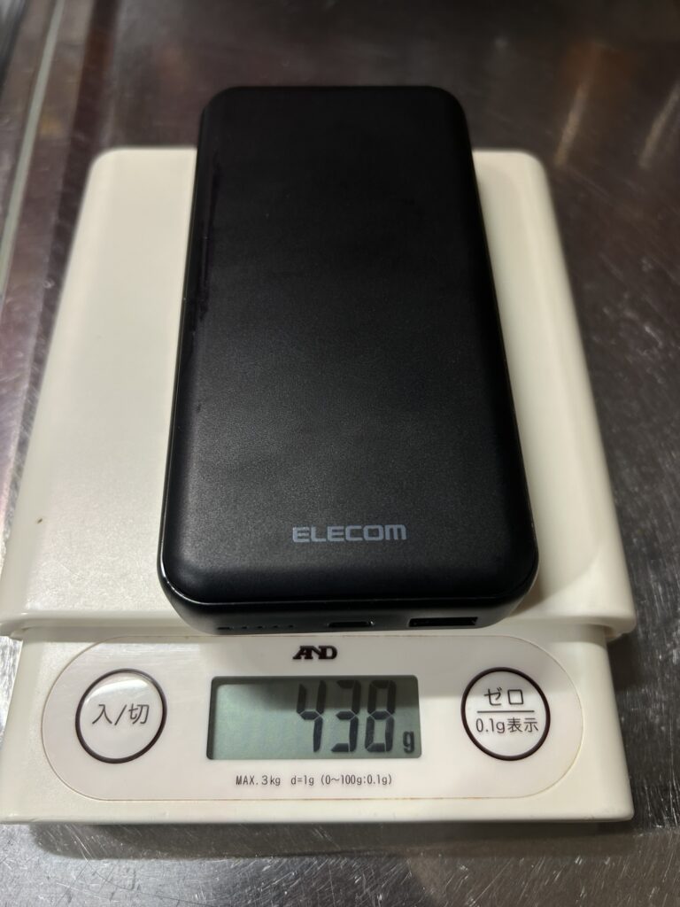 20000mAhモバイルバッテリーEC-C07BKの重量を測定したところ438g