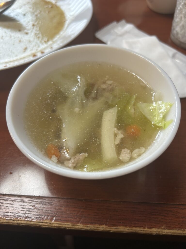 バーンメイのランチに付く具だくさんスープ