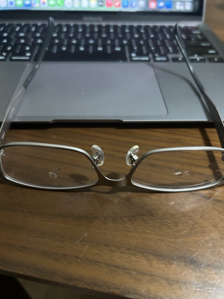 メガネに曇り止めジェルを出したところ