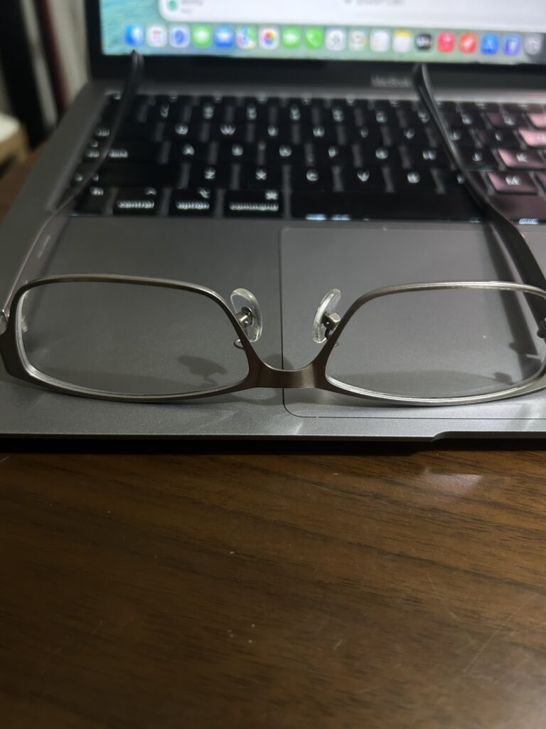 塗り込みが完了したメガネ