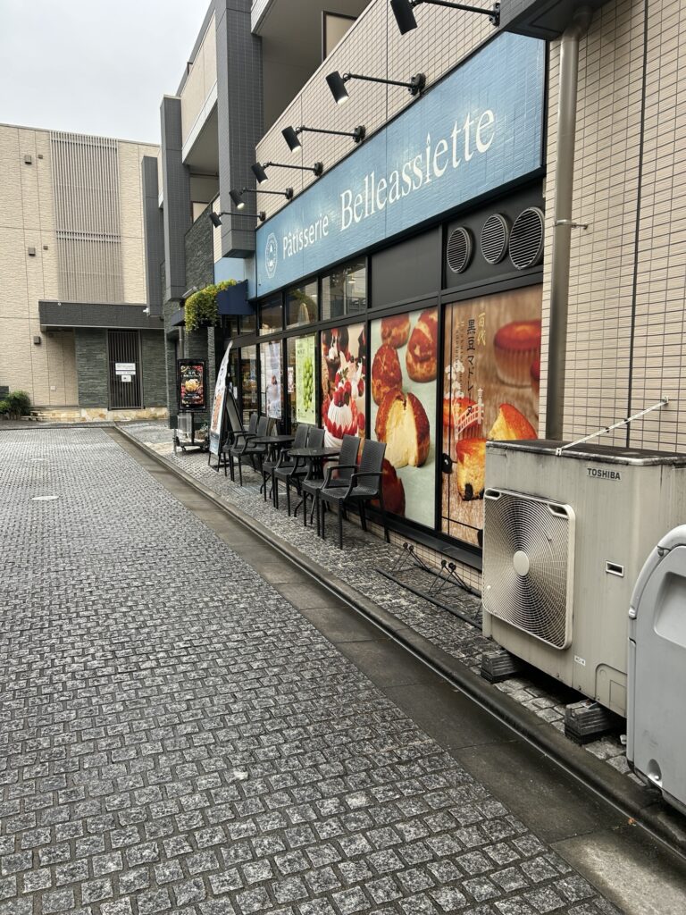パティスリーベルアシェットの店舗外観、路地を入ったところにある
