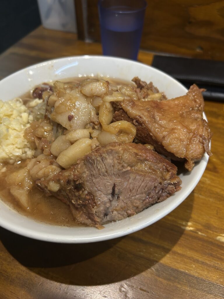 ラーメンマルキのラーメン+ブタ1枚
すごいボリューム。