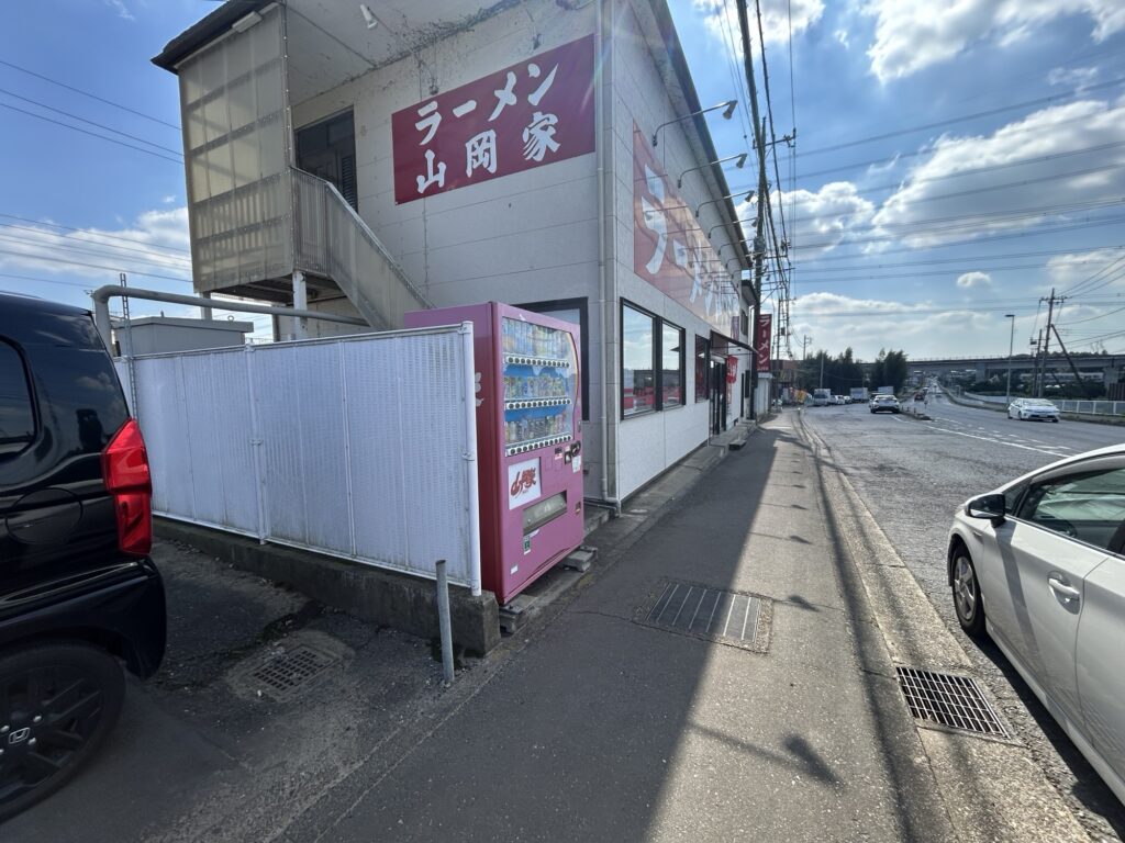 山岡家牛久店の店舗外観