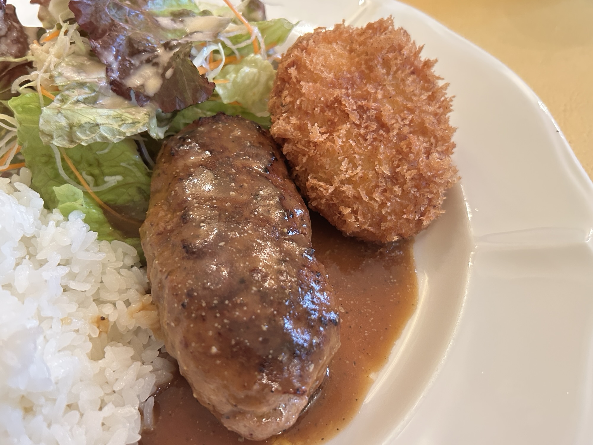 ハンバーグとカニクリームコロッケ
