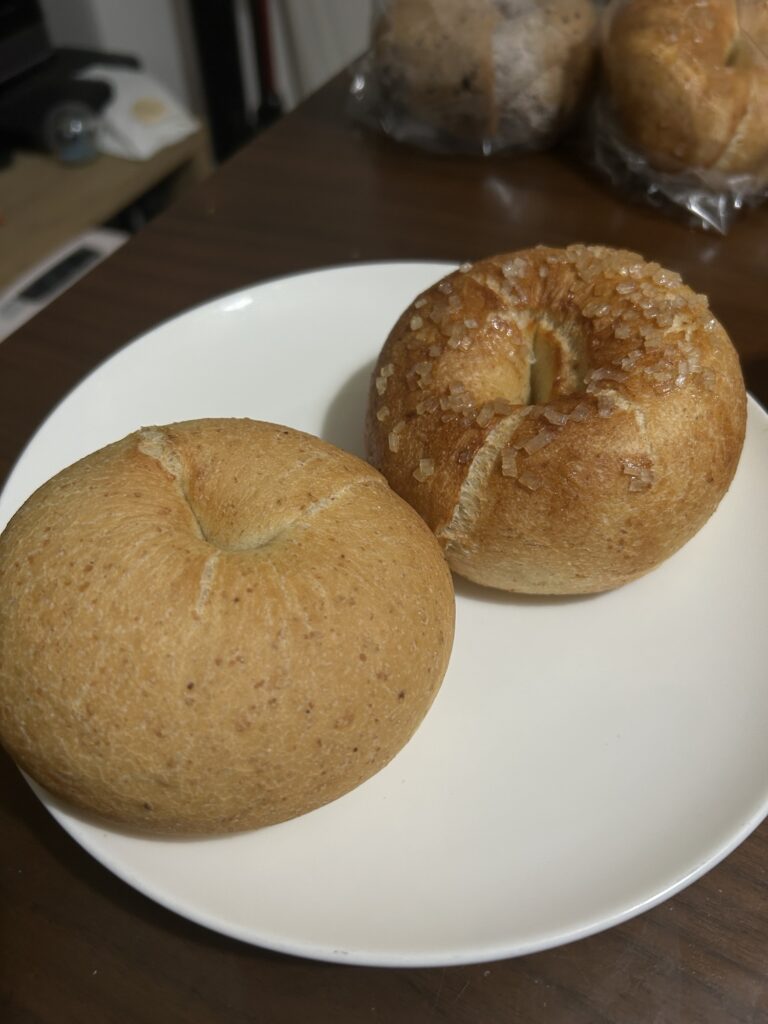 ラビットベーグルのプレーンとシュガーバターベーグル