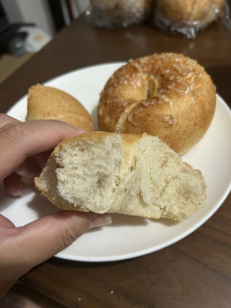 プレーンの生地を割ったところ、もっちりしている
